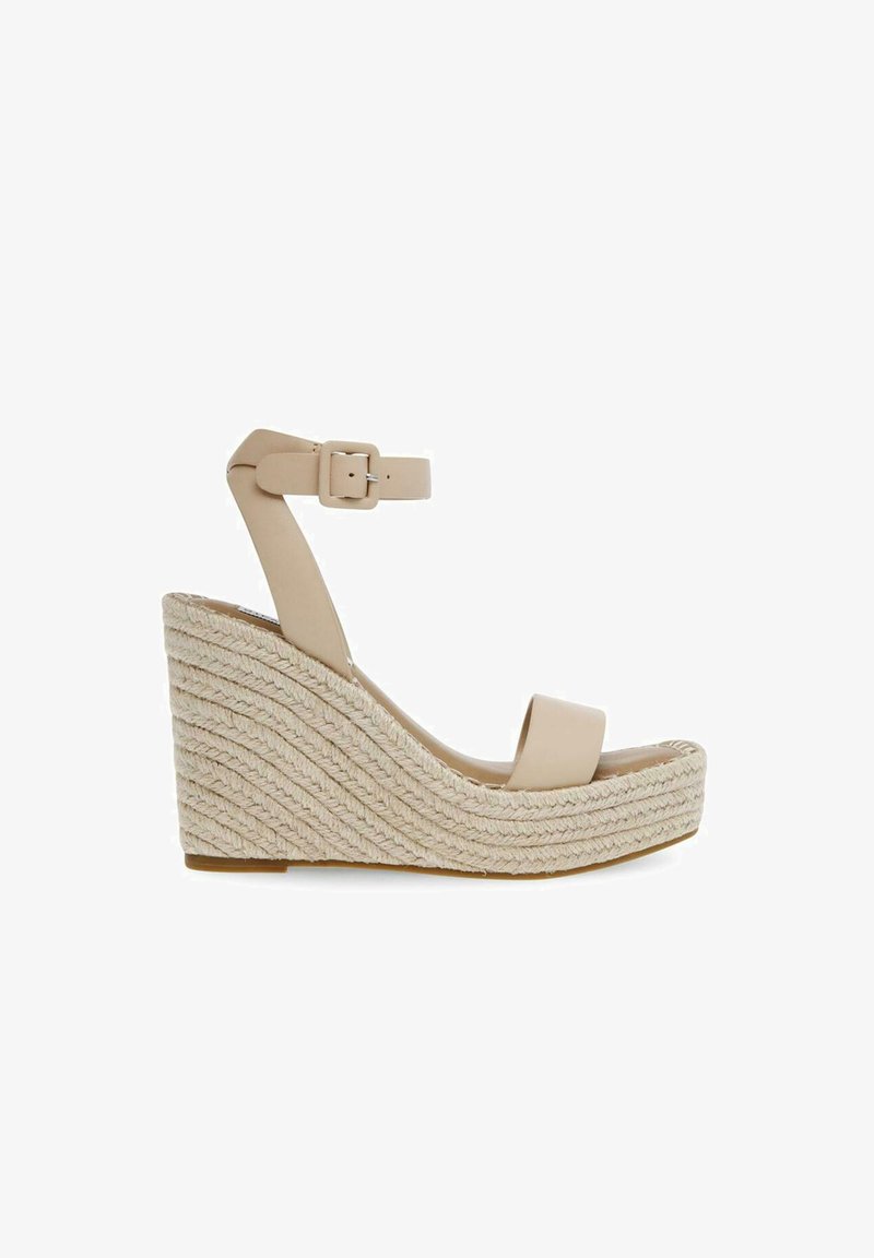 Sandalia de cuña beige con plataforma de cuerda tejida, correa en el tobillo con hebilla y diseño de punta abierta.