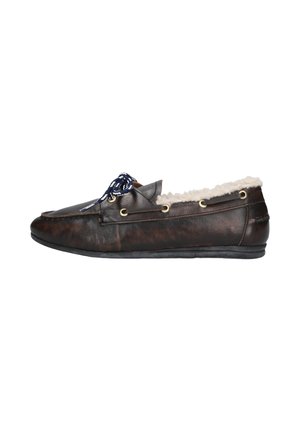 Donkerbruine leren mocassin met witte fleece voering, marineblauwe en witte veters, gouden veteroogjes en een platte zwarte zool.