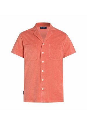 Korte mouwen, koraalkleurig shirt van gestructureerde stof. Bevat twee voorzakken en een knoopsluiting.