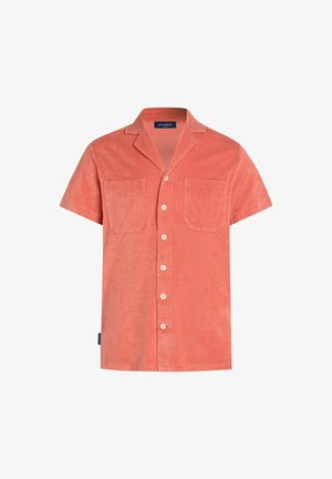 Korte mouwen, koraalkleurig shirt van gestructureerde stof. Bevat twee voorzakken en een knoopsluiting.