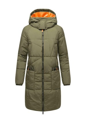 Maslinasto zeleni, kaput od puferskog materijala do koljena s patentnim zatvaračem, kapuljačom i narančastom unutarnjom podstavom. Ima dva prednja džepa i geometrijsko šivanje.