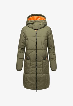 Alyvų žalia, iki kelių siekianti pūkinė striukė su užtrauktuku, gobtuvu ir oranžiniu pamušalu. Yra dvi priekinės kišenės ir geometrinis siuvinėjimas.