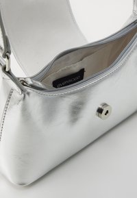 Thumbnail Image 6