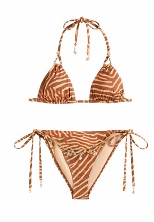 Bruin-beige stringbikini met tijgerstrepen, driehoektop en broekje met zijstrik, voorzien van een kleine gouden ketting met schelpenhangers aan de voorkant.