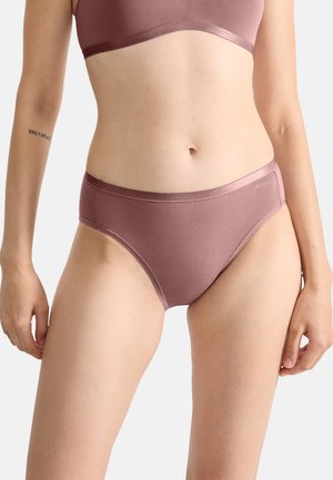 Slip mauve en tissu lisse, avec ceinture élastique et coutures minimales. Design classique, adapté au port quotidien.