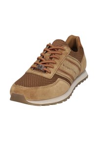 Braune Wildleder- und Mesh-Sneaker mit orangefarbenen Schnürsenkeln, weißer Sohle und "Bugatti"-Logo an der Seite, schräger Vorderansicht.