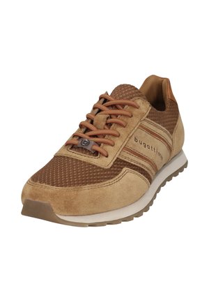 Braune Wildleder- und Mesh-Sneaker mit orangefarbenen Schnürsenkeln, weißer Sohle und "Bugatti"-Logo an der Seite, schräger Vorderansicht.