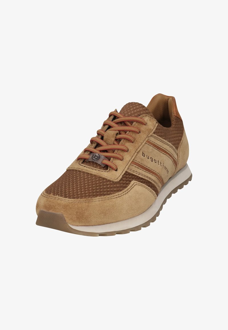 Braune Wildleder- und Mesh-Sneaker mit orangefarbenen Schnürsenkeln, weißer Sohle und "Bugatti"-Logo an der Seite, schräger Vorderansicht.