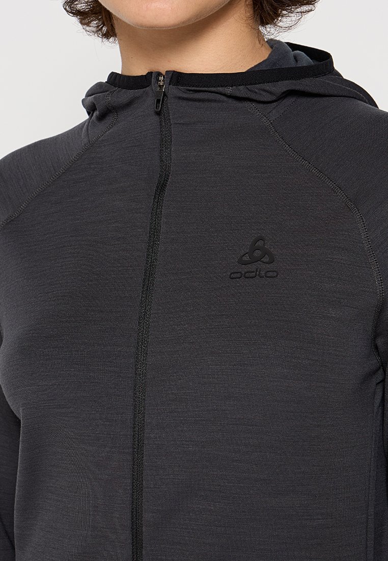 Czarny szary hoodie na zamek, wykonany z miękkiego, teksturowanego materiału o dopasowanym kroju, z czarnym zamkiem i logo na piersi.