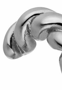 Zilveren metalen armband met gedraaide schakels, gladde oppervlakken, reflecterende afwerking en een ronde, flexibele vorm.