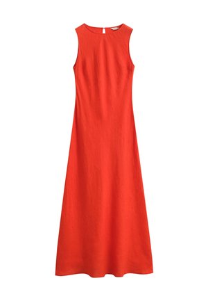Robe longue rouge sans manches avec un col montant et une petite fermeture par bouton au dos, présentée sur fond blanc.