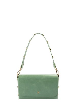 Bolso de cuero verde para hombro con tachuelas doradas a lo largo de la correa y un pequeño emblema de calavera y huesos cruzados en la solapa frontal.