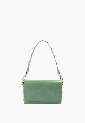 Groene lederen schoudertas met gouden studs langs de riem en een klein doodshoofd- en gekruiste beenderen-embleem op de voorklep.