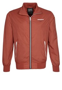 Veste bomber légère rouge avec un col haut, fermeture éclair à l'avant et bandes blanches accentuées. Comprend deux poches latérales à fermeture éclair et des poignets côtelés.