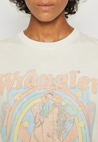 Wrangler GIRLFRIEND TEE - Tričko s potlačou - vintage white
