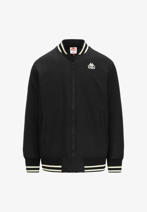 Giacca nera con zip e colletto e polsini a coste bianchi. Presenta tasche laterali e un piccolo logo Kappa sul petto. Texture liscia.