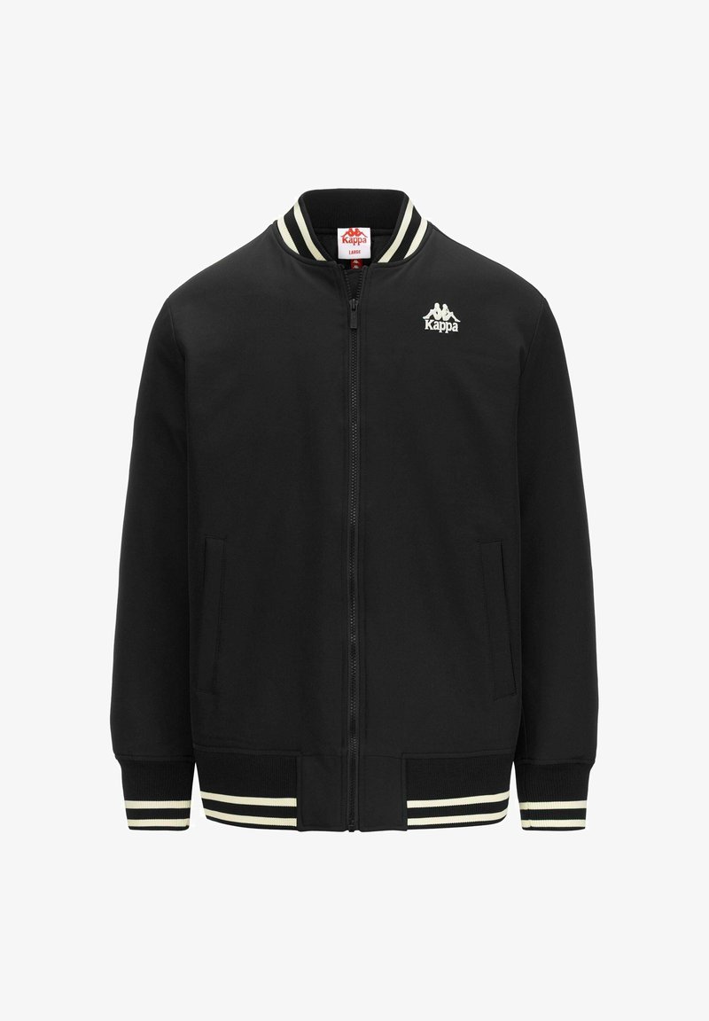 Giacca nera con zip e colletto e polsini a coste bianchi. Presenta tasche laterali e un piccolo logo Kappa sul petto. Texture liscia.