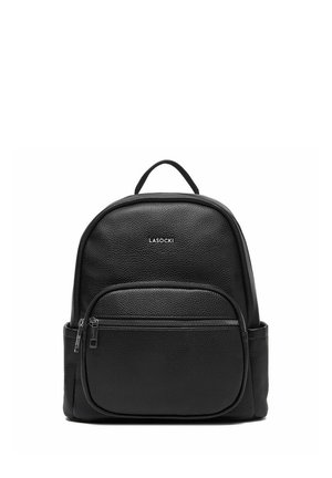 Mochila de cuero negro texturizado con asa superior, bolsillo frontal con cremallera, bolsillos laterales y logo "LASOCKI" en el panel frontal.