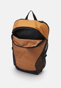 Puma PLUS PRO BACKPACK UNISEX - Sac à dos - caramel