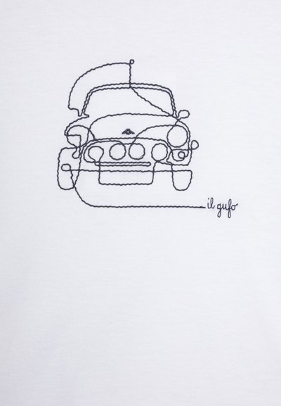 Camiseta de algodón blanca con un bordado negro que muestra el contorno de un coche, destacando su forma, faros y antenas, con el nombre de la marca debajo.
