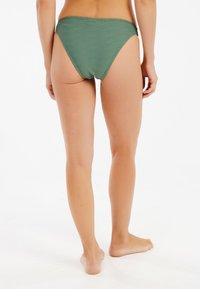 Slip inferiore verde con un motivo a strisce diagonali, design high-cut e texture liscia, che mette in mostra un fit a vita bassa.