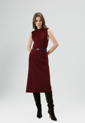 BELT INCLUDED - Gebreide jurk - burgundy