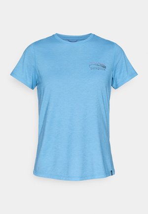 Tricou bleu deschis cu mâneci scurte din material moale. Are un mic grafic cu munte și textul „patagonia” pe partea stângă a pieptului. Croială clasică.