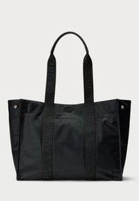 Svart tygkasse i nylon med två korta handtag, slät textur och logotyppräglade vävda remmar samt ett stort huvudfack.