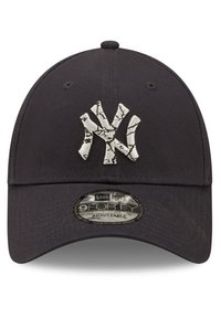 Gorra negra ajustable con un diseño estructurado. Presenta el logo de los New York Yankees bordado en blanco con un patrón texturizado. Etiqueta New Era 9FORTY adjunta.
