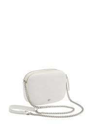 Biała torebka na ramię o gładkiej skórzanej fakturze, zaokrąglonym prostokątnym kształcie, podwójnym zamkiem błyskawicznym i srebrnym łańcuszkiem. Zawiera szczegół z logo.