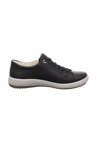 Marineblauwe leren sneaker met witte rubberen zool, ronde neus en vetersluiting, met versterkte stiksels en ademend voering.