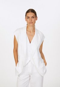 Weißer Leinen-Ärmelloser Blazer mit Kragen, Knopfverschluss und Seitentaschen. Glatte Textur und minimalistisches Design.