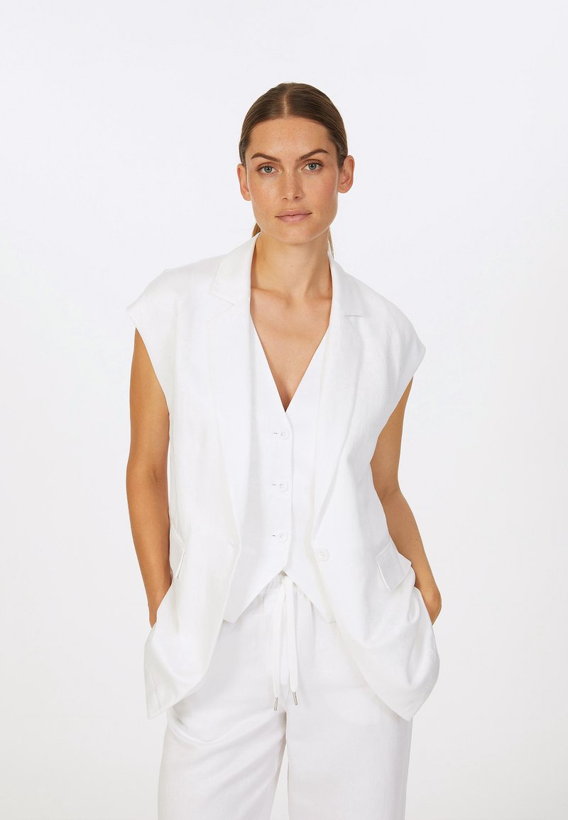 Weißer Leinen-Ärmelloser Blazer mit Kragen, Knopfverschluss und Seitentaschen. Glatte Textur und minimalistisches Design.