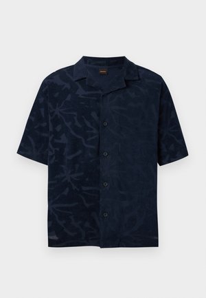 Chemise bleu marine à manches courtes avec un discret motif de feuilles ton sur ton et un col camp, posée à plat sur un fond clair.