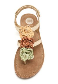 Sandalo beige con tre fiori decorativi all'uncinetto nei colori arancione, marrone e verde. Include piccoli accenti di strass e una suola testurizzata.