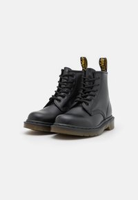 Dr. Martens Stivaletti stringati - black