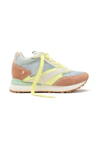 Chaussure de sport avec une tige en mesh bleue, ornée d'accents en daim rose et jaune, lacets jaunes et semelle intermédiaire blanche avec une semelle texturée.