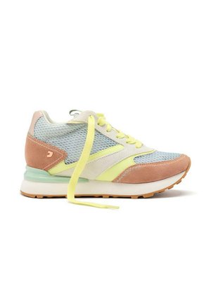 Scarpa sportiva con tomaia in mesh blu e dettagli in suede rosa e giallo, lacci gialli e suola intermedia bianca con suola testurizzata.