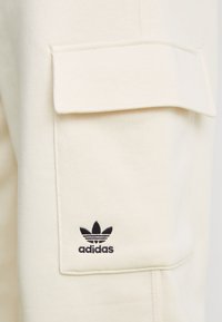 adidas Originals Hlačami s stranskimi žepi - white