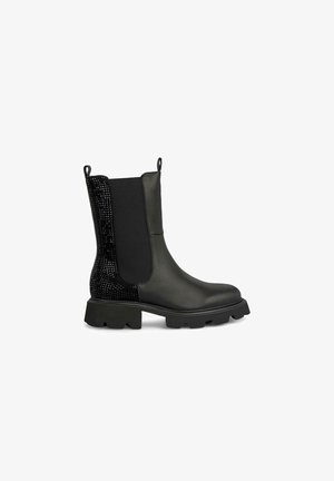Bottines en cuir noir avec des panneaux latéraux élastiques, des accents texturés noirs et une semelle robuste. Équipées de tirettes pour un enfilage et un retrait faciles.