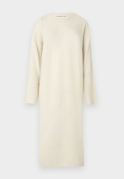 Μακρύ πλεκτό φόρεμα σε εκρού χρώμα με ριμπ λεπτομέρειες στα μανίκια και στο τελείωμα. Διαθέτει στρογγυλή λαιμόκοψη και άνετη εφαρμογή.