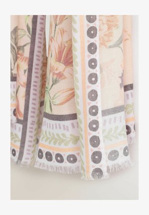 Virágmintás szövet, rózsaszín liliomokkal, zöld levelekkel és levendula, krém és világos narancssárga geometriai keretekkel, foszlott szélű.