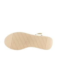Suela de sandalia de goma beige con superficie texturizada. Presenta ranuras horizontales para mayor tracción y una pequeña etiqueta de tamaño impresa en la parte inferior.