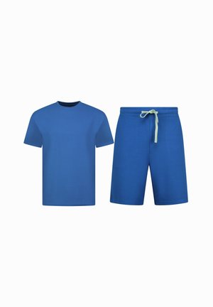 Blauw T-shirt met korte mouwen en een ronde hals, gecombineerd met blauwe knielange shorts met een witte tailleband met trekkoord.