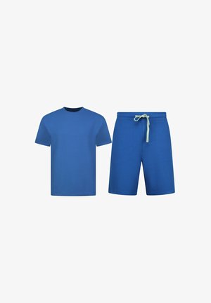 Blauw T-shirt met korte mouwen en een ronde hals, gecombineerd met blauwe knielange shorts met een witte tailleband met trekkoord.