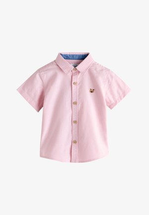 Rosa kurzärmeliges Hemd mit Knöpfen, blauem Kragenfutter und kleinem besticktem Bärengesicht auf der linken Brust.