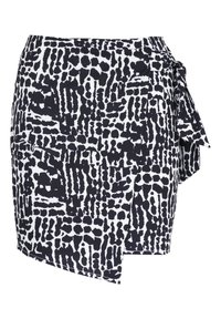 Wikkelrok in een zwart-wit abstract patroon, met een zijstrik en een licht asymmetrische zoom voor een moderne uitstraling.