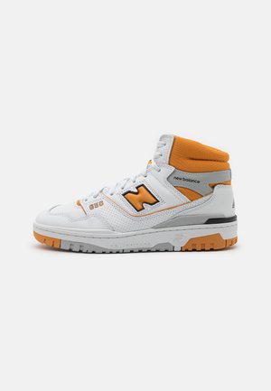 Biało-pomarańczowe wysokie sneakersy New Balance z numerem "650" po boku, perforowana skóra i teksturowana gumowa podeszwa.
