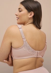Ellos Plus collection BEVERLY - Trekants-bh'er - rosa