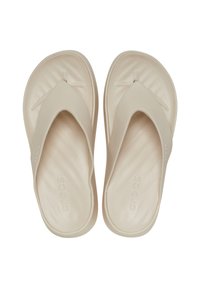 Infradito beige realizzati in plastica morbida, con una suola texturizzata e una fibbia centrale a forma di V. Il logo del brand è impresso sul lato.